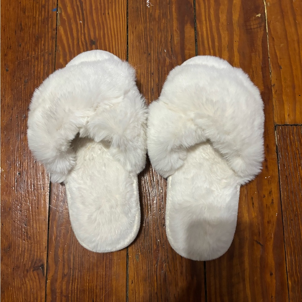 No brand, furry white slippers. Size 6.5/7. Wore once